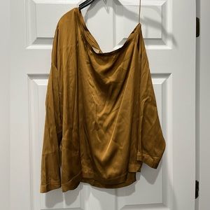 Chaser Stretch Silky Off Shoulder shirt